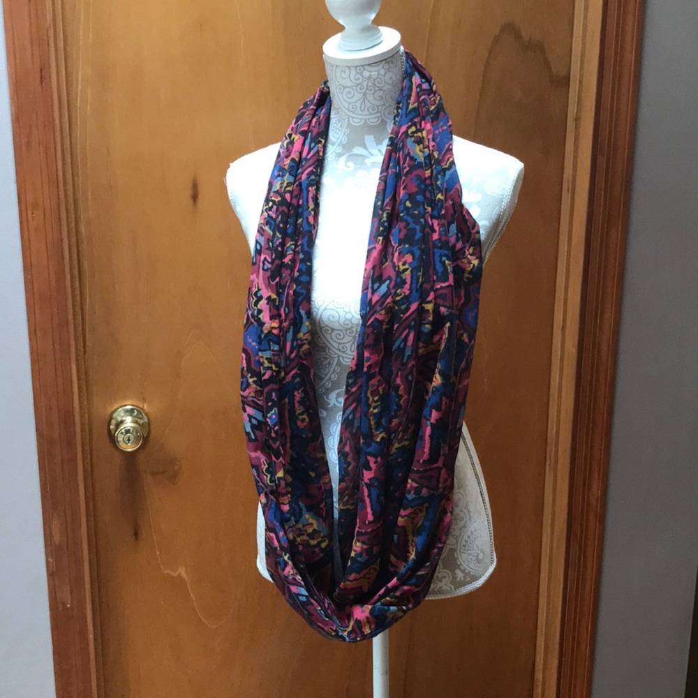 NWOT Aerie Infinity scarf. - Picture 2 of 4